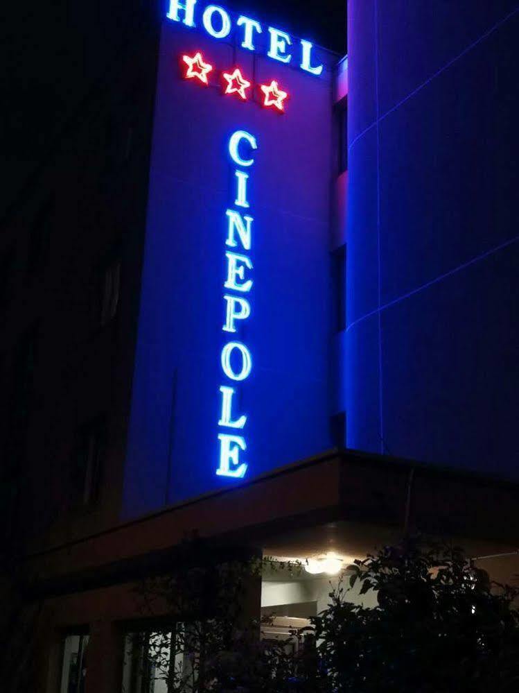 Hôtel Cinépole 3 étoiles Joinville le Pont Esterno foto